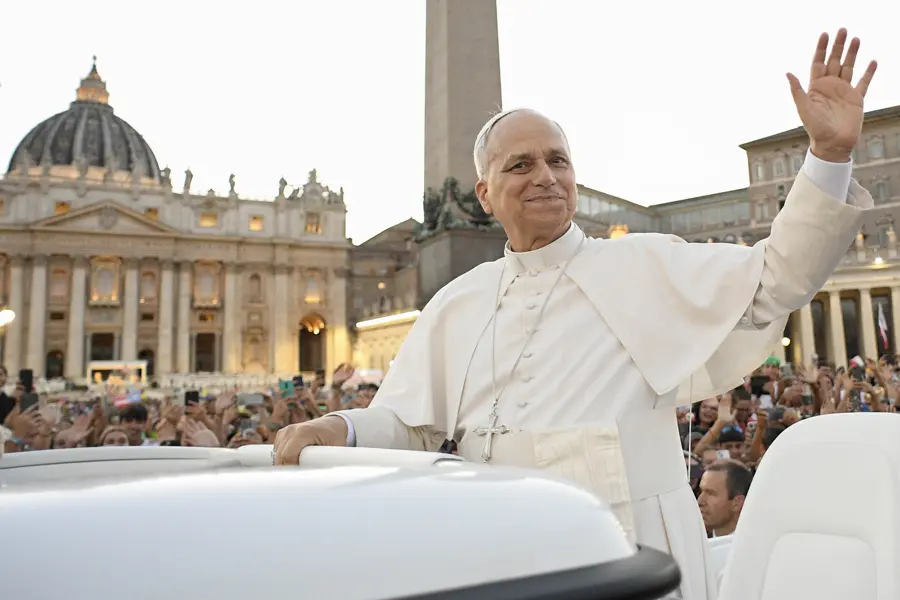 Papa León XIV sorprende a 120 mil jóvenes en Plaza de San Pedro