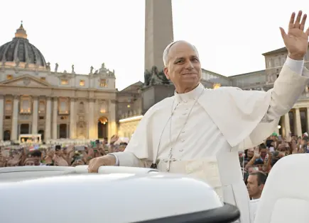 Papa León XIV sorprende a 120 mil jóvenes en Plaza de San Pedro