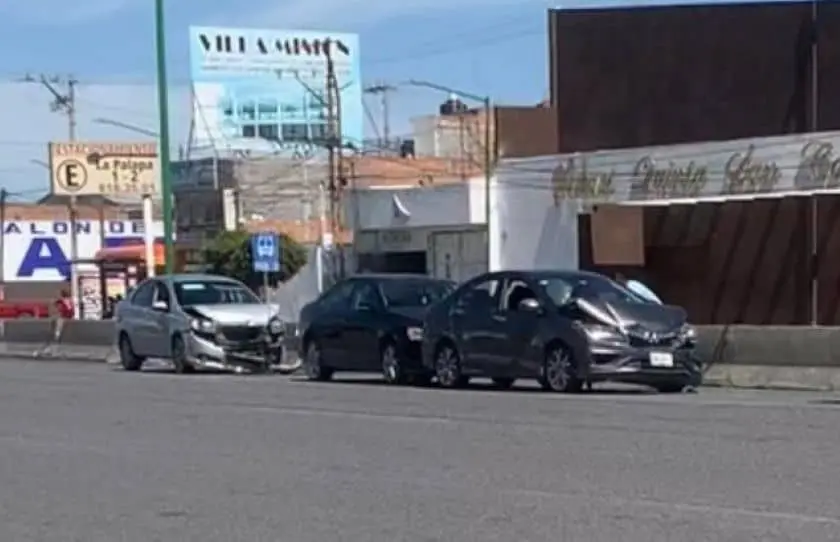 Carambola en carretera a Rioverde deja daños en tres vehículos