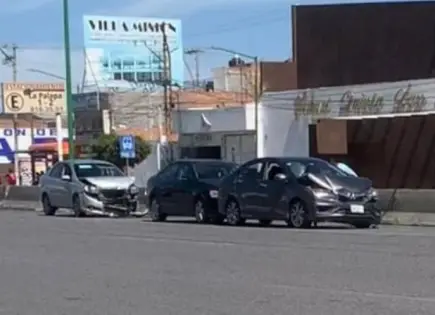 Carambola en carretera a Rioverde deja daños en tres vehículos