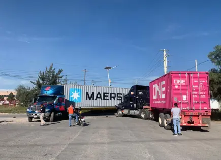 Choque entre trailers deja sólo daños en la ZI