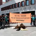 Greenpeace México protesta frente a la SRE