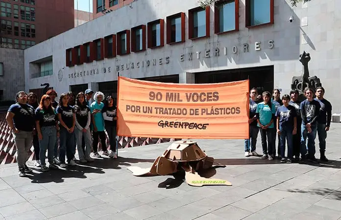 Greenpeace México protesta frente a la SRE