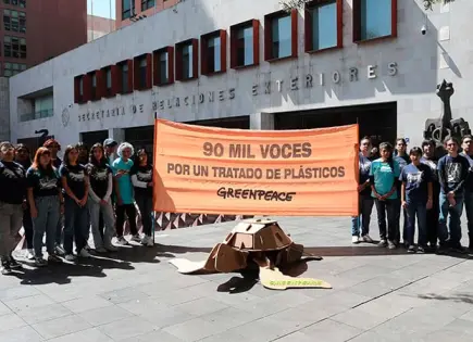 Greenpeace México protesta frente a la SRE
