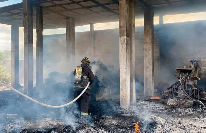 Incendio consume maquinaria agrícola