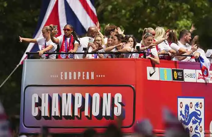Inglaterra celebra título ante sus fans