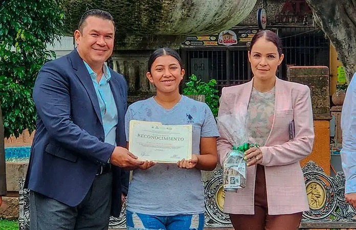 Premian a ganadores del concurso de fotografía