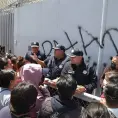 Protestan familiares de reos en penal de Chalco