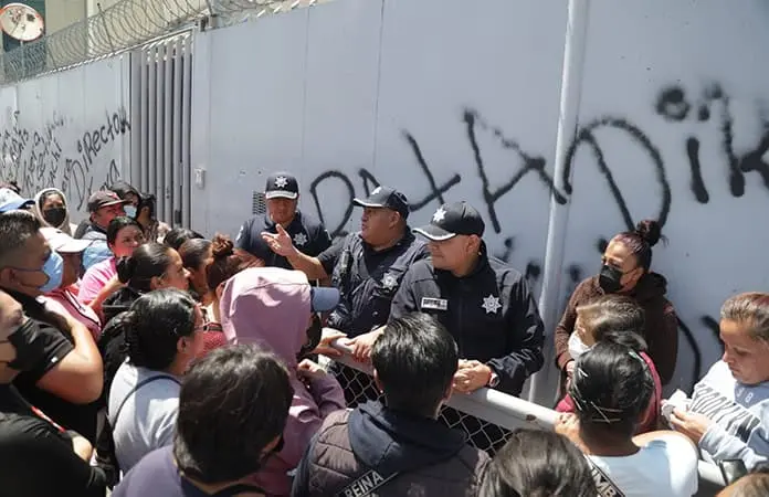 Protestan familiares de reos en penal de Chalco