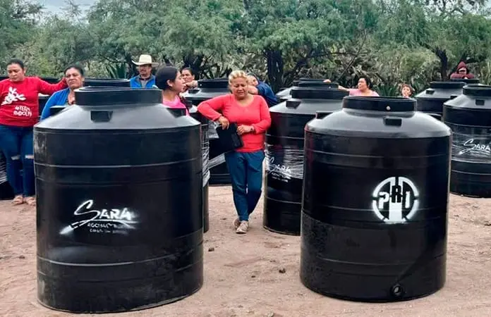Se promociona Sara Rocha M. con paquetes de material