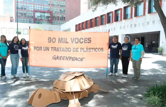 Greenpeace entrega 90 mil firmas y protesta frente a la SRE por el Tratado Global de Plásticos