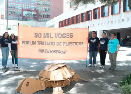Greenpeace entrega 90 mil firmas y protesta frente a la SRE por el Tratado Global de Plásticos