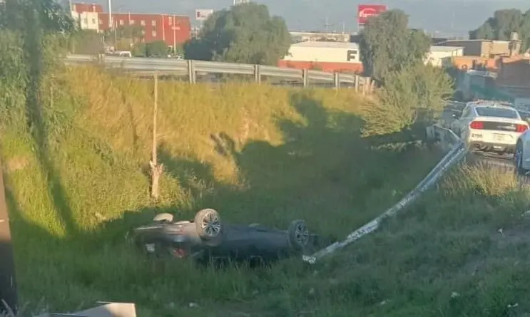 Volcadura en Circuito Potosí deja solo daños materiales