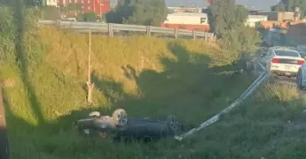 Volcadura en Circuito Potosí deja solo daños materiales