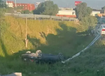 Volcadura en Circuito Potosí deja solo daños materiales