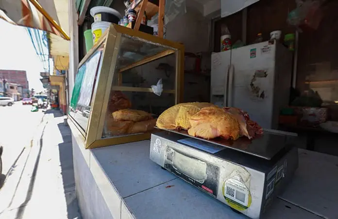 Criminales controlan el precio del pollo