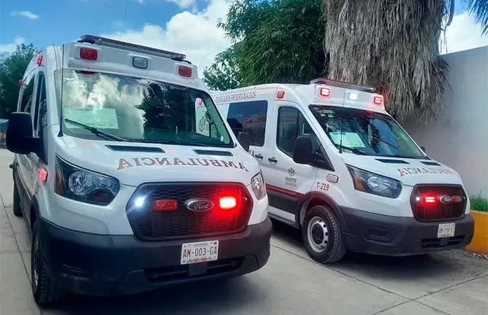 Donan dos ambulancias a Clínica ISSSTE