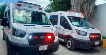 Donan dos ambulancias a Clínica ISSSTE