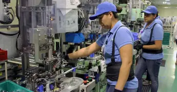 Mujeres ganaron 34.2% menos que los hombres