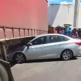 Tráiler sale de un bodega y le pega a un auto