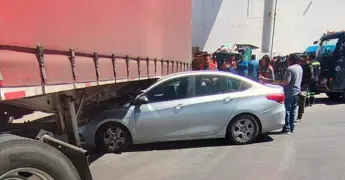 Tráiler sale de un bodega y le pega a un auto