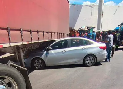 Tráiler sale de un bodega y le pega a un auto