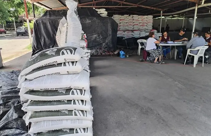 Agricultores malbaratan fertilizante que les dan