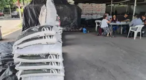 Agricultores malbaratan fertilizante que les dan