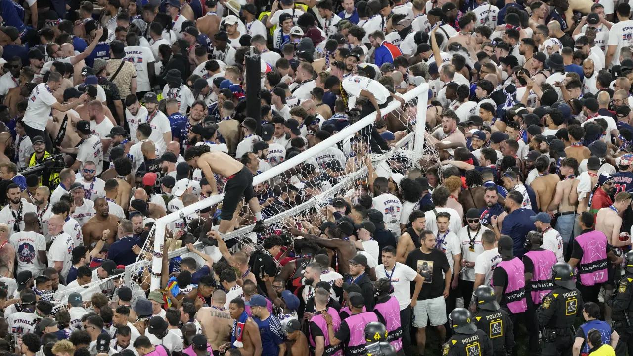 Aficionados del PSG sancionados por mostrar pancarta ofensiva en la final de la Liga de Campeones