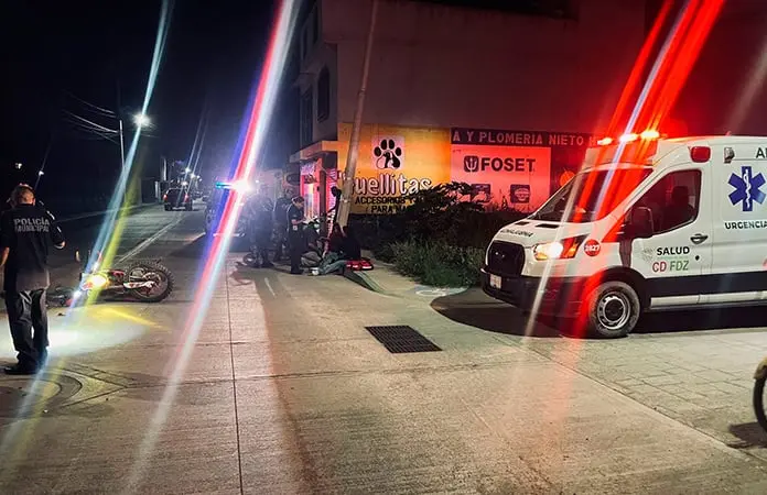 Derrapa moto, mujer sale lesionada