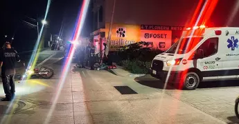 Derrapa moto, mujer sale lesionada