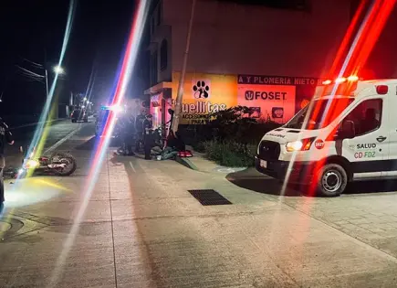 Derrapa moto, mujer sale lesionada