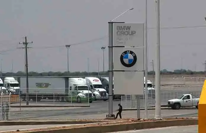 Empresa BMW Group donará robot a la U.T