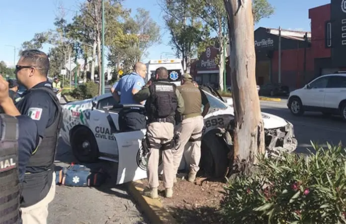 Se estampa patrulla contra un árbol