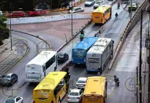 Camioneros no ceden paso y se atoran en puente Universidad