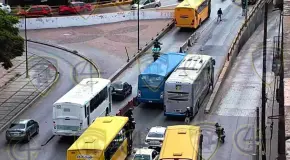 Camioneros no ceden paso y se atoran en puente Universidad