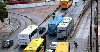 Camioneros no ceden paso y se atoran en puente Universidad