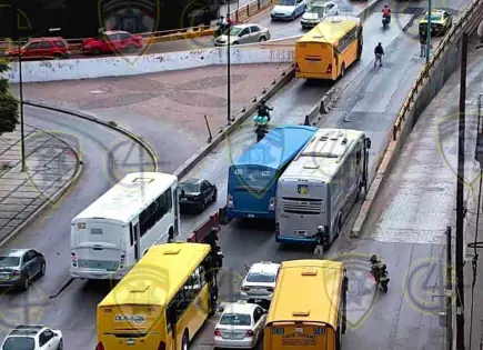 Camioneros no ceden paso y se atoran en puente Universidad