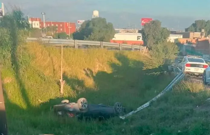 Vuelca automóvil en el Periférico y Carr. a México