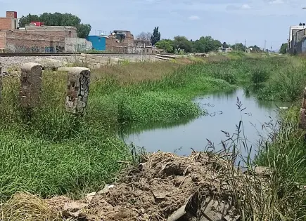 Ahuyenta a clientela fuga de aguas negras en Laureles del Sur