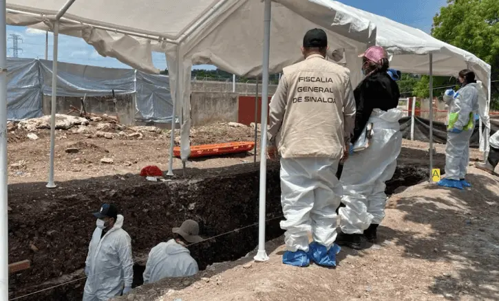Exhuman 16 cuerpos de fosa común en panteón de Culiacán; continúan trabajos de identificación