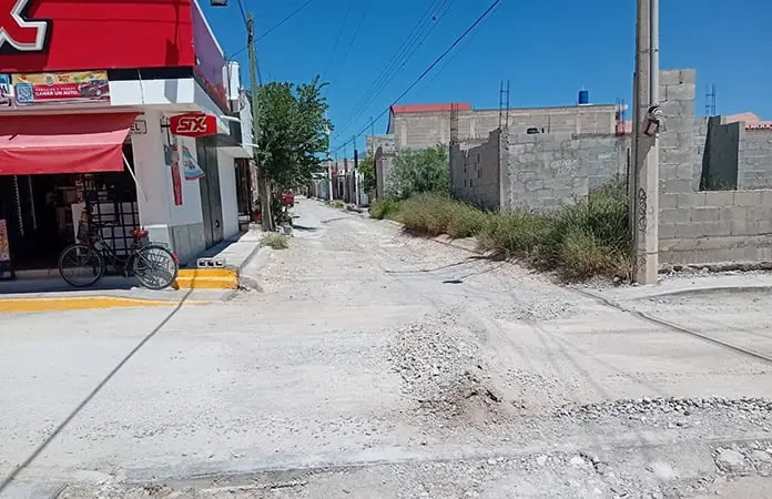 Limpian calles de la zona urbana