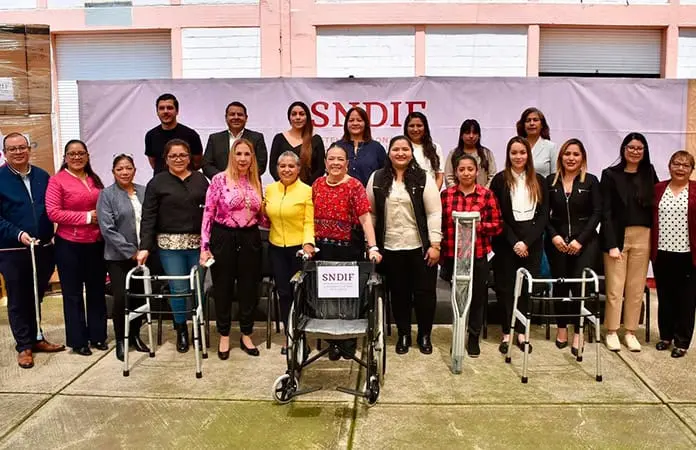 Donan al DIF municipal varias sillas de ruedas