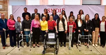 Donan al DIF municipal varias sillas de ruedas