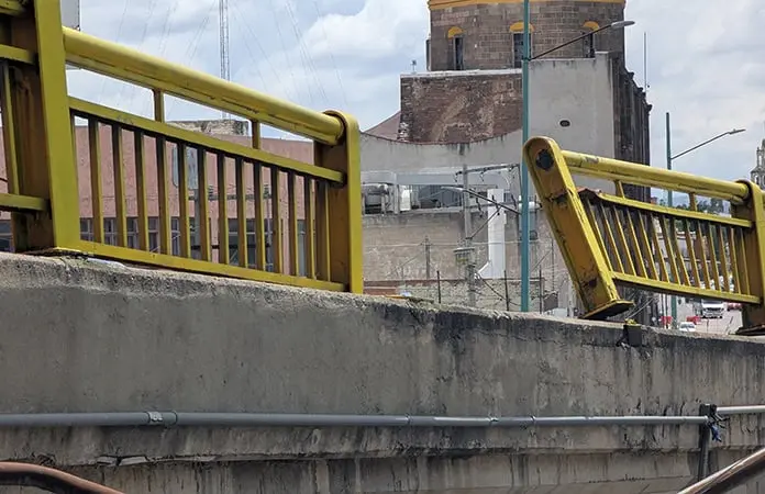 Puente de Universidad, un riesgo para peatones