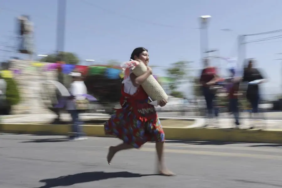 Mujeres corren en la Carrera de la Tortilla en Puebla