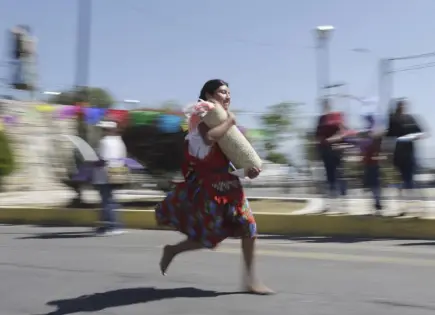 Mujeres corren en la Carrera de la Tortilla en Puebla