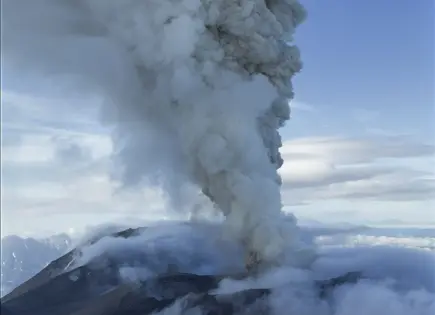 Erupción volcánica en Rusia despierta tras terremoto