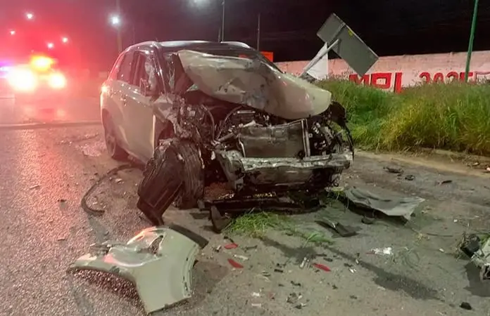 Camioneta queda destrozada en choque