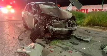 Camioneta queda destrozada en choque 